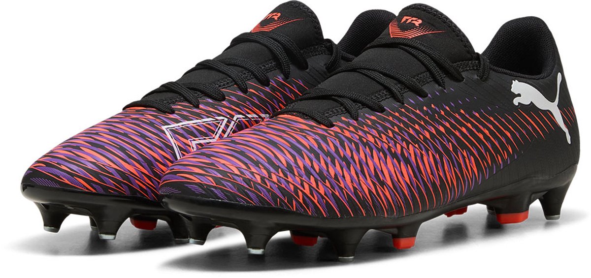 PUMA Future 8 Play MXSG voetbalschoenen in zwart, wit en gloeiend rood met metalen noppen voor grip en wendbaarheid. Maat ...
