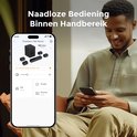 Man bedient soundbar via app op smartphone. Scherm toont "Poseidon D80 Boom".