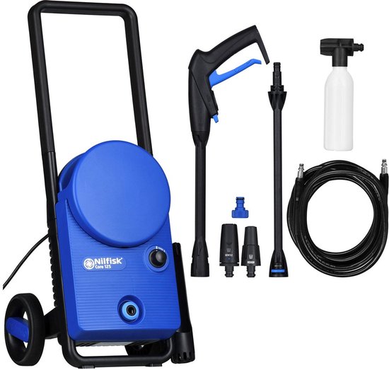 Blauwe Nilfisk Core 125 hogedrukreiniger met accessoires: pistool, spuitlansen, slang en schuimspuit.