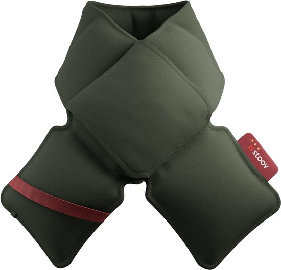 Opgewonden donkergroene Stoov warmtesjaal met rood label en rode band.