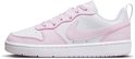 Zijanzicht van een witte sneaker met roze accenten en roze veters. Witte zool.