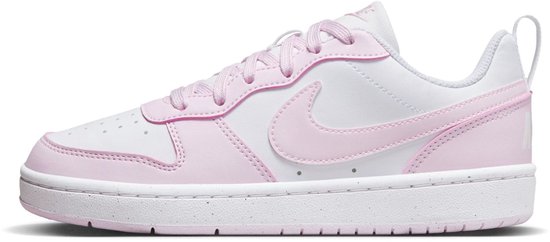 Zijanzicht van een witte sneaker met roze accenten en roze veters. Witte zool.
