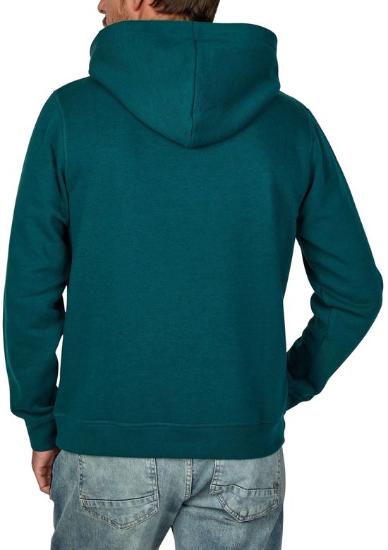 Achterkant van een groene hoodie met capuchon, lange mouwen en kangoeroezak. Gedragen door een man met spijkerbroek.