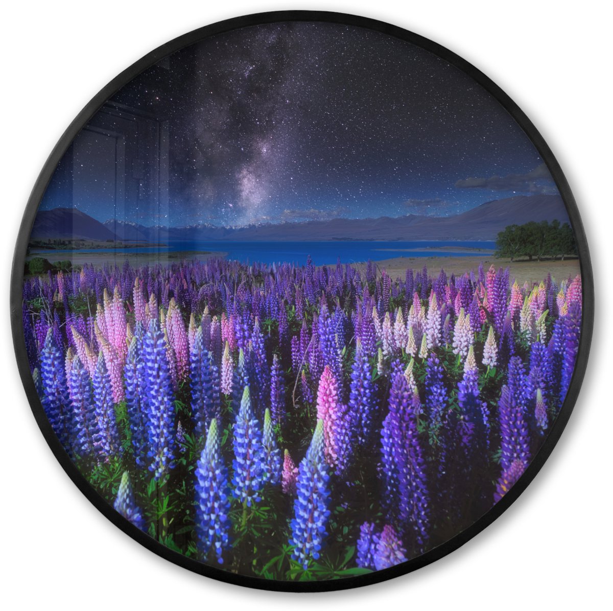 FrameYourWall Poster in lijst Rond - Fotolijst 80x80 cm - Posters - Bloemen - Nacht - Lupine - Sterrenhemel - Paars - Natuur - Ronde posterlijst zwart - Decoratie - Wanddecoratie woonkamer - Muurdecoratie slaapkamer Multicolor