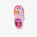 Bovenkant van roze Paw Patrol pantoffel met afbeeldingen van pups, klittenbandsluiting en paarse rand.
