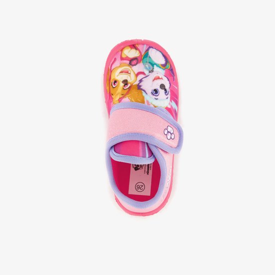 Bovenkant van roze Paw Patrol pantoffel met afbeeldingen van pups, klittenbandsluiting en paarse rand.