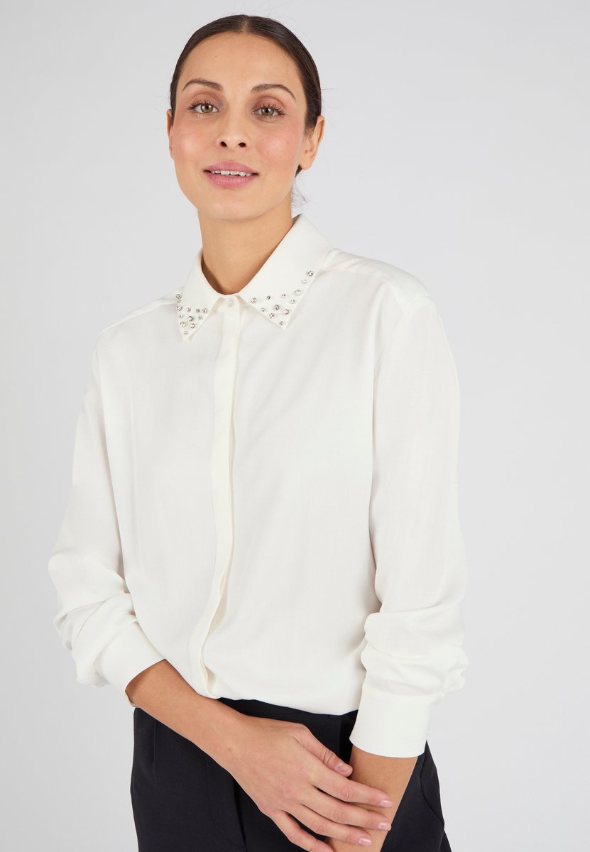 Damart - Prachtige blouse met juwelenkraag van zuivere viscose - Dames - Wit - 48
