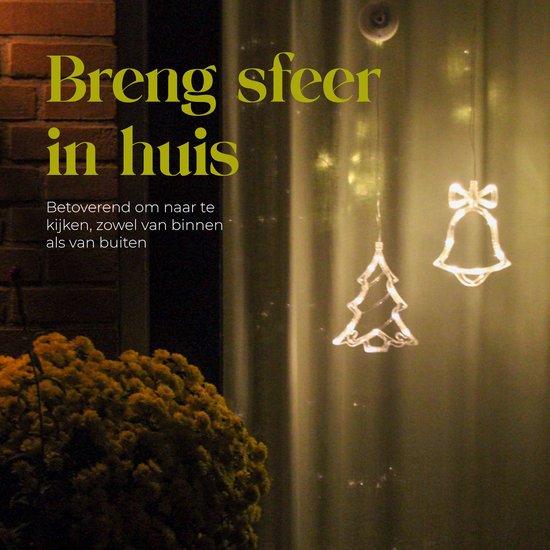 Kerstboom- en kerstbelvormige raamverlichting met warm wit licht, hangend.