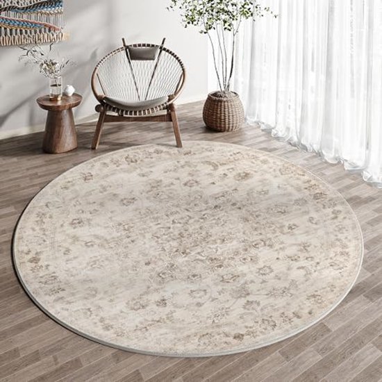 Tapis rond crème à motif floral, placé dans une pièce lumineuse avec une chaise moderne.