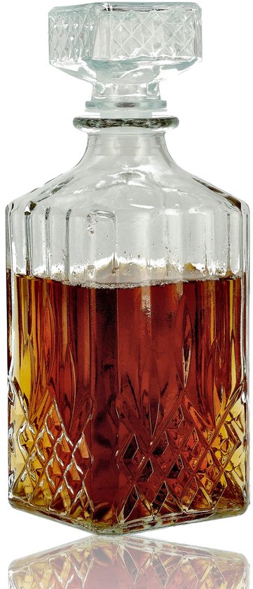 Gedetailleerde glazen whisky karaf met diamantpatroon, gevuld met amberkleurige drank. Glanzende achtergrond.