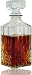 Gedetailleerde glazen whisky karaf met diamantpatroon, gevuld met amberkleurige drank. Glanzende achtergrond.