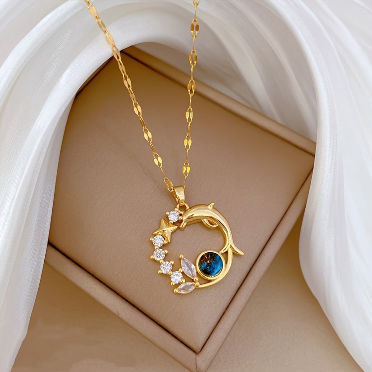 Sjika - Gold Plated Dolfijn Ketting – Goudkleurig – Zirkonia & Blauw Kristal – Dames - Cadeau