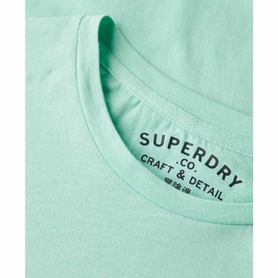 Détail de l'encolure d'un t-shirt Superdry vert menthe avec étiquette 'Superdry .Co. Craft & Detail'.