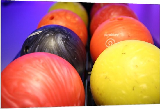 Dibond - Bowlingballen met Paarse Achtergrond - 120x80cm Foto op Aluminium (Met Ophangsysteem)