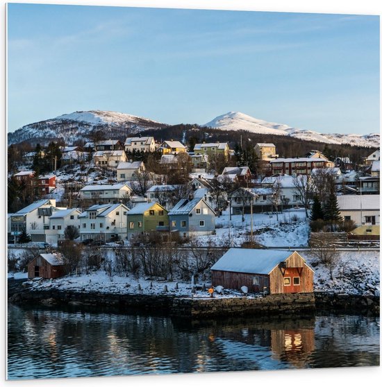 Forex - Besneeuwde huisjes tussen de Bergen - 100x100cm Foto op Forex