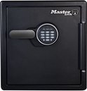 Zwarte Master Lock kluis met digitaal cijferslot en handvat.