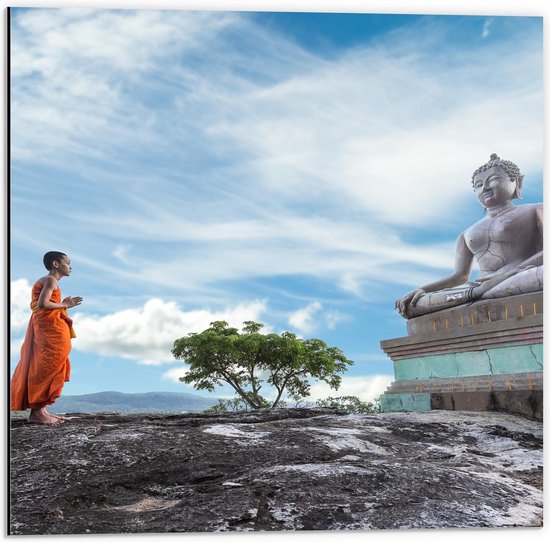 Dibond - Boeddha op Berg - 50x50cm Foto op Aluminium (Met Ophangsysteem)