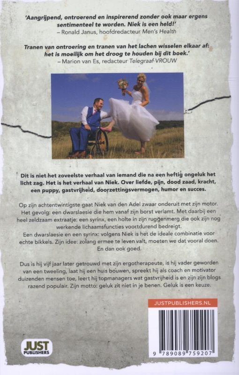 Boekomslag met een bruidspaar; de bruid heft haar jurk omhoog terwijl de bruidegom haar op een fiets bijbrengt.