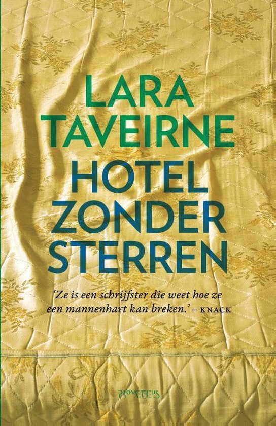 Boekcover van 'Hotel zonder sterren' door Lara Taveirne. Gele achtergrond met goudkleurige bloemenpatronen. Titel in groen en blauw.