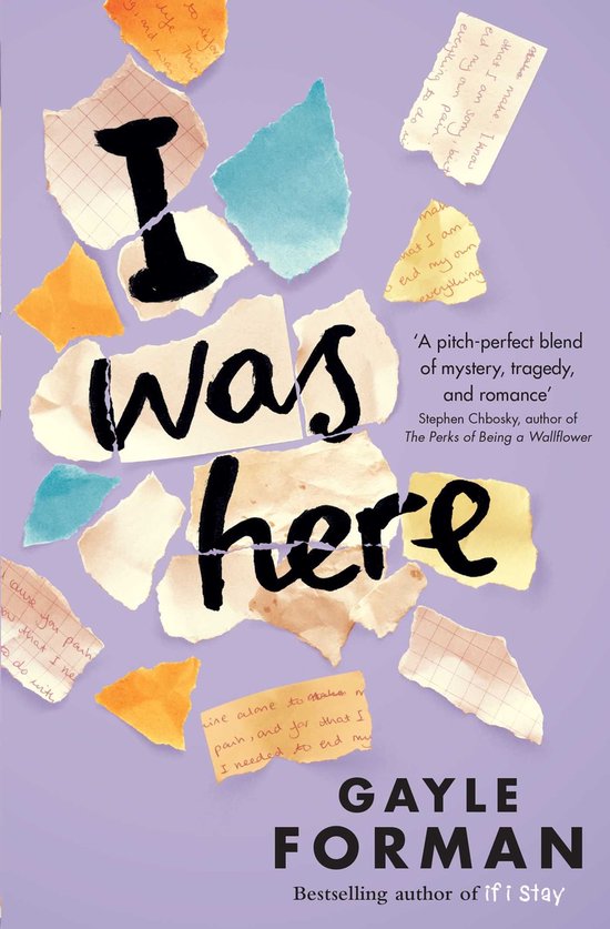 Boekcover met de titel 'I Was Here' in gescheurde letters op een paarse achtergrond met stukjes papier met tekst.
