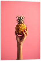 Forex - Ananas in Hand op Roze Achtergrond - 60x90cm Foto op Forex