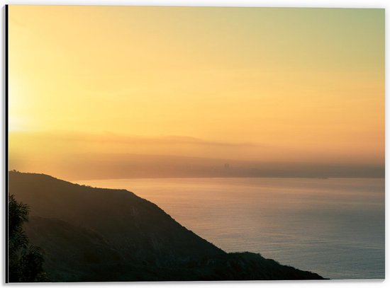 Dibond - Rots bij het Water met Zonsondergang - 40x30cm Foto op Aluminium (Met Ophangsysteem)