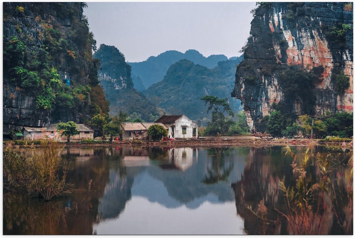 Poster – Huisje bij Bergen in Vietnam - 90x60cm Foto op Posterpapier op Prijzenvolger.com