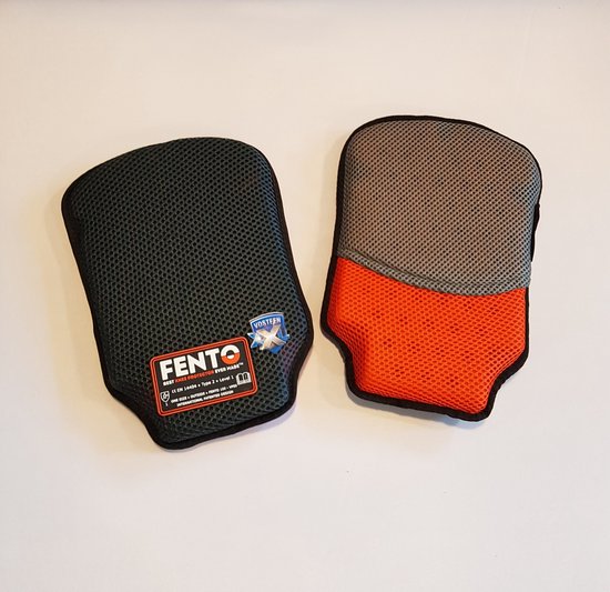 Twee Fento 100 kniebeschermers met zwart-grijze en oranje mesh-afwerking en Fento-label.
