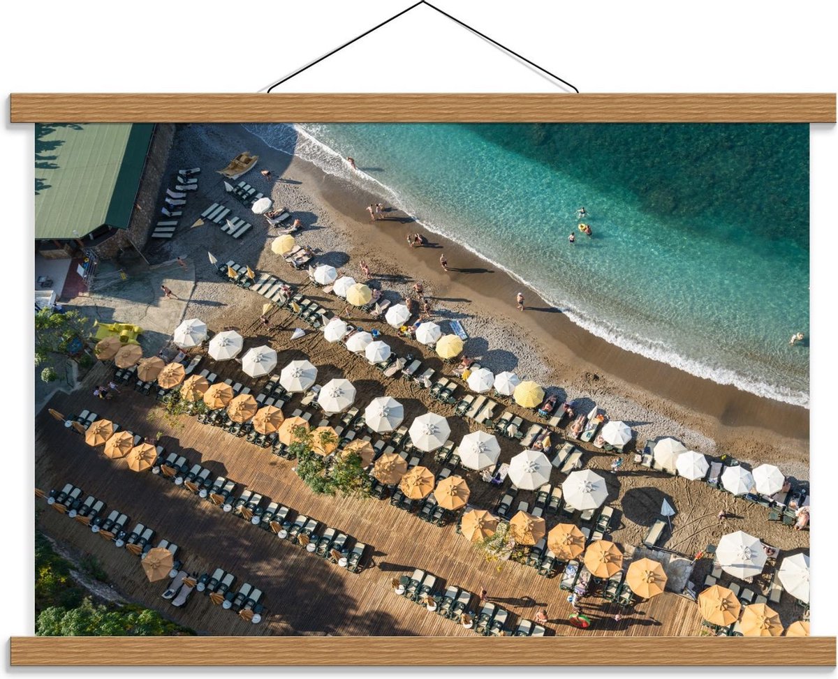 Schoolplaat – Groot Strand met Parasols en Blauwe Zee - 60x40cm Foto op Textielposter (Wan