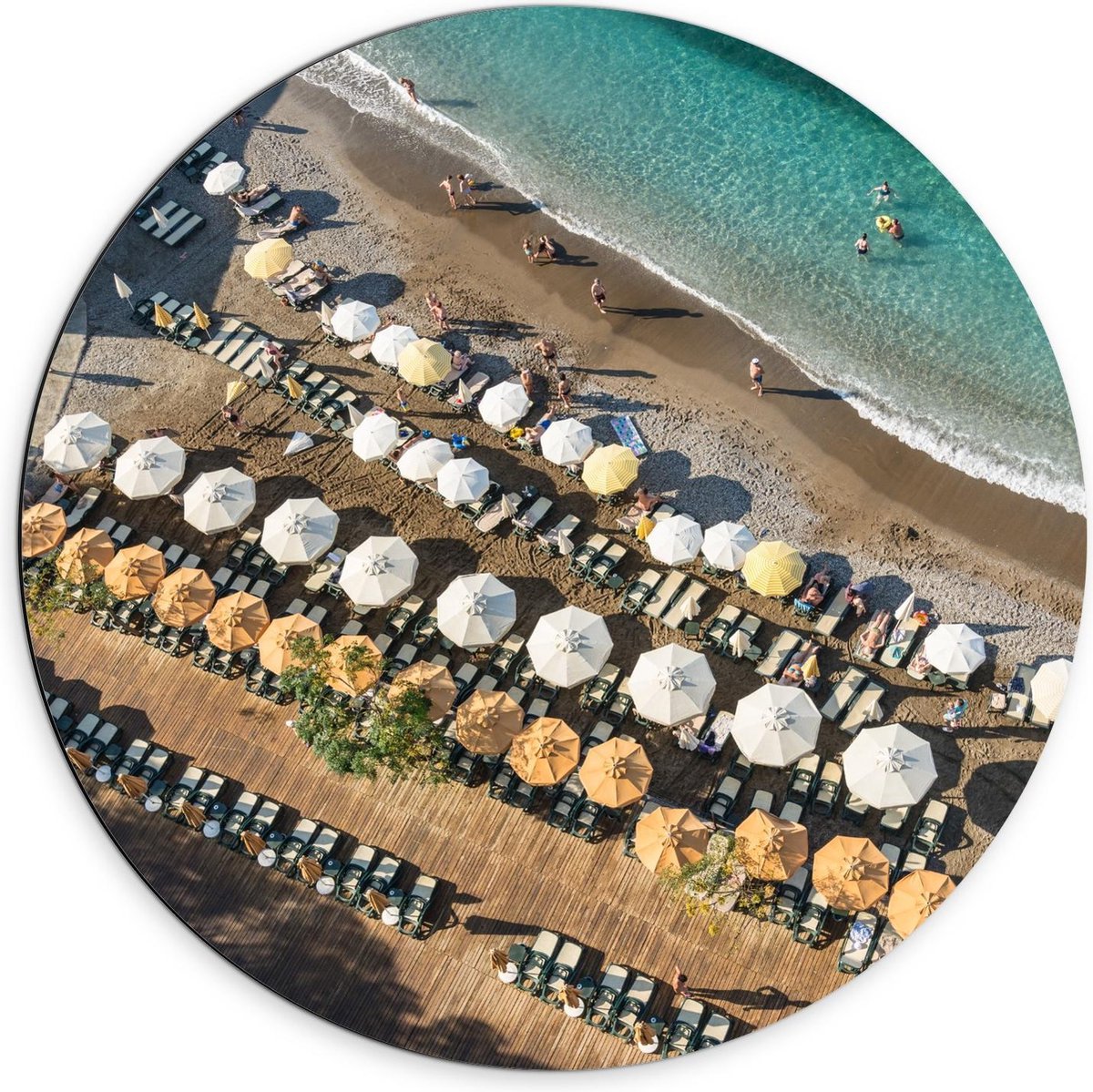 Dibond Wandcirkel - Groot Strand met Parasols en Blauwe Zee - 70x70cm Foto op Aluminium Wandcirkel (met ophangsysteem)