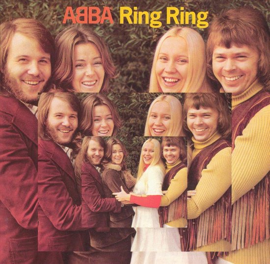 ABBA "Ring Ring" albumhoes met de vier bandleden in vier overlappende, speelse poses. Mannen in pakken en coltruien, vrouwen in jurken en jassen.