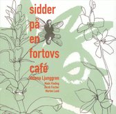 Sidder Pa En Fortovs Cafe