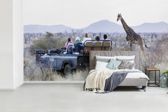 registreren Staan voor Modderig Fotobehang Safari - Safarireizigers staan oog in oog met giraffe breedte  395 cm x... | bol.com