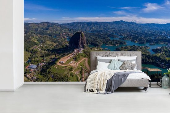 Behang - Fotobehang - Grote rots bij woud in Colombia - Breedte 395 cm ...
