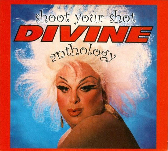 Divine met een enorme witte pruik, volle make-up en oranje lippen. Tekst: shoot your shot DIVINE anthology.