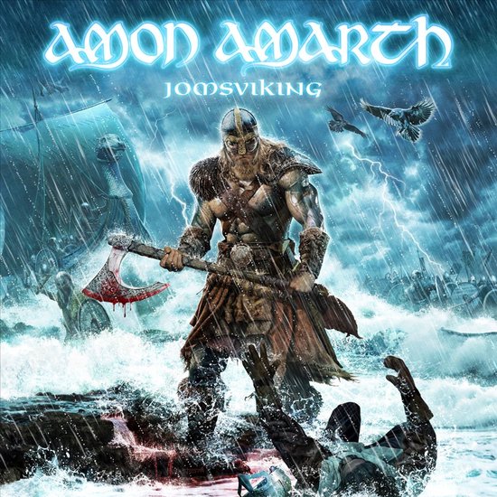 Albumhoes Jomsviking van Amon Amarth met een Viking met bijl in de woeste zee, met schepen en bliksem.
