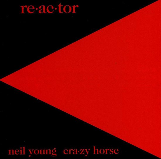 Albumcover met de tekst "re·ac·tor" en "neil young cra·zy horse" op een zwarte en rode achtergrond. Een grote rode driehoek bedekt de rechterhelft.