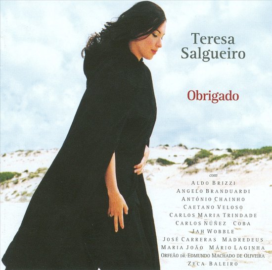 Teresa Salgueiro met haar album Obrigado. Ze draagt een zwarte cape en staat op het strand.