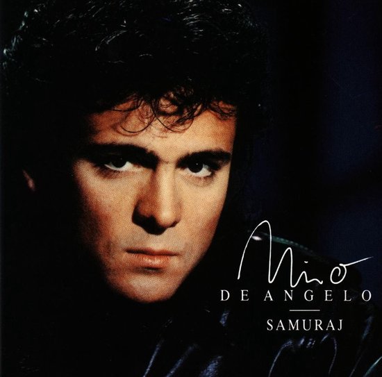 Portret van Nino D'Angelo met de tekst "Mio De Angelo Samuraj" in sierlijk handschrift.