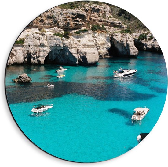 Dibond Wandcirkel - Bootjes in Cala Macarelleta - Spanje - 40x40cm Foto op Aluminium Wandcirkel (met ophangsysteem)