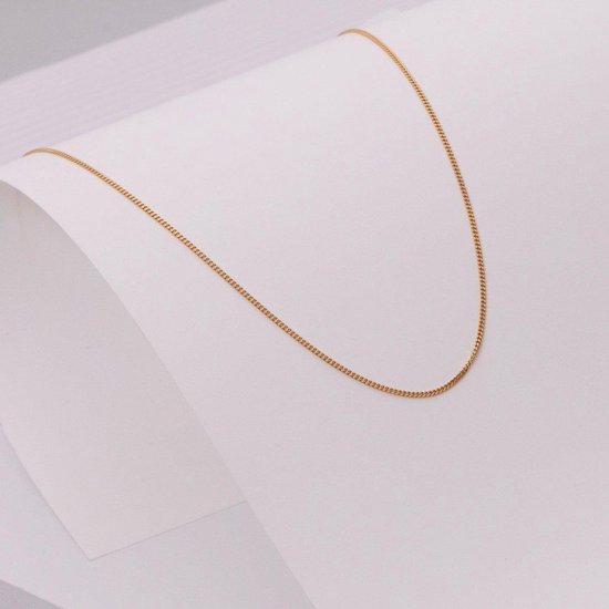 Gouden gourmet ketting op een witte achtergrond.