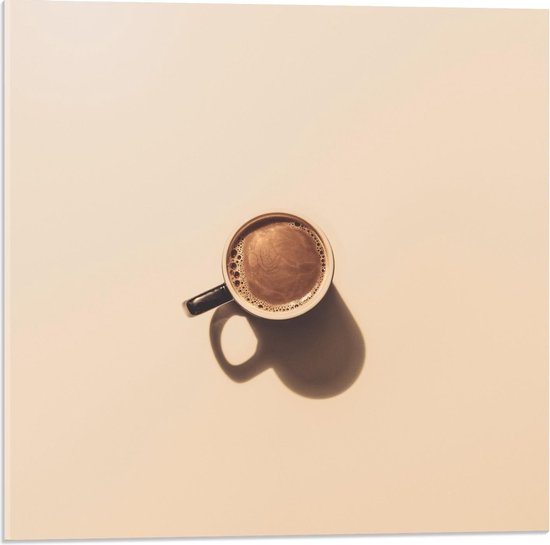 Acrylglas - Kopje Koffie met Lichtbruine Achtergrond - 50x50cm Foto op Acrylglas (Wanddecoratie op Acrylglas)