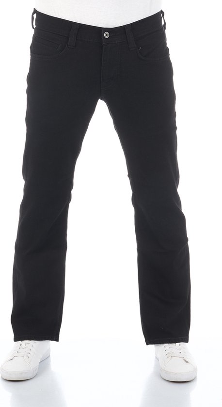 Vooraanzicht van een zwarte Mustang jeans met bootcut pasvorm. De man draagt de broek met witte sneakers.