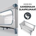 Lichtgrijs reisbed met blauwe accenten en mesh zijkanten voor ventilatie. Met icoon van slapende maan en zzz.