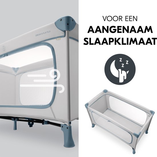 Lichtgrijs reisbed met blauwe accenten en mesh zijkanten voor ventilatie. Met icoon van slapende maan en zzz.