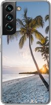 Geschikt voor Samsung Galaxy S22 hoesje - Strand - Zonsondergang - Palmboom - Siliconen Telefoonhoesje