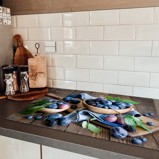 KitchenYeah® Inductie beschermer 81x52 cm - Kleurrijke vertoning van pruimen in houten kom - Kookplaataccessoires - Afdekplaat voor kookplaat - Inductiebeschermer - Inductiemat - Inductieplaat mat