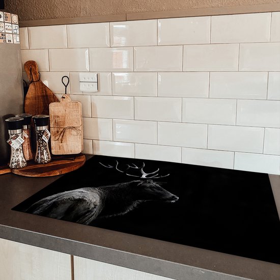 KitchenYeah® Inductie beschermer 80x52 cm - Hert - Zwart - Portret - Gewei - Dieren - Kookplaataccessoires - Afdekplaat voor kookplaat - Inductiebeschermer - Inductiemat - Inductieplaat mat