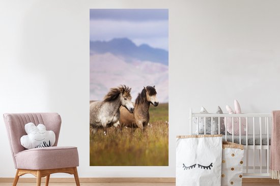 Muurstickers - Sticker Folie - Paarden - Gras - Bergen - 80x160 cm - Plakfolie - Muurstickers Kinderkamer - Zelfklevend Behang - Zelfklevend behangpapier - Stickerfolie