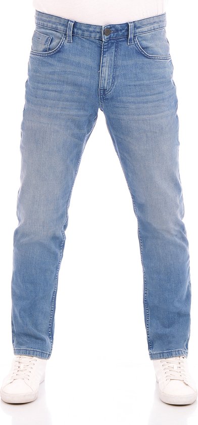 Model met lichtblauwe jeans in rechte pasvorm, frontaal getoond.